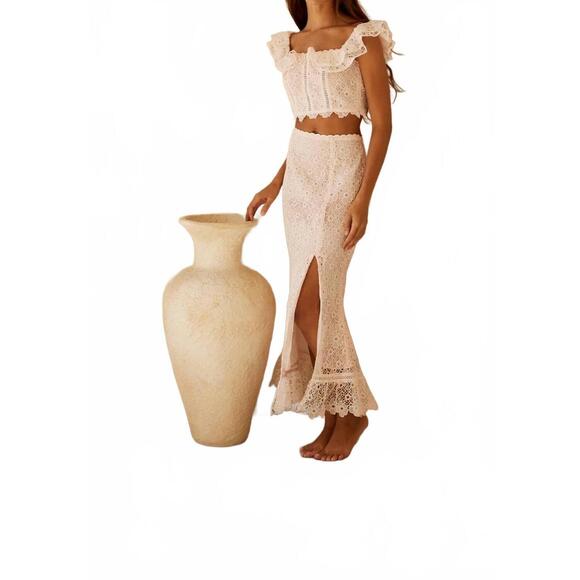 NEW BTB LOS ANGELES cordelia lace skirt in petal - Picture 2 of 3